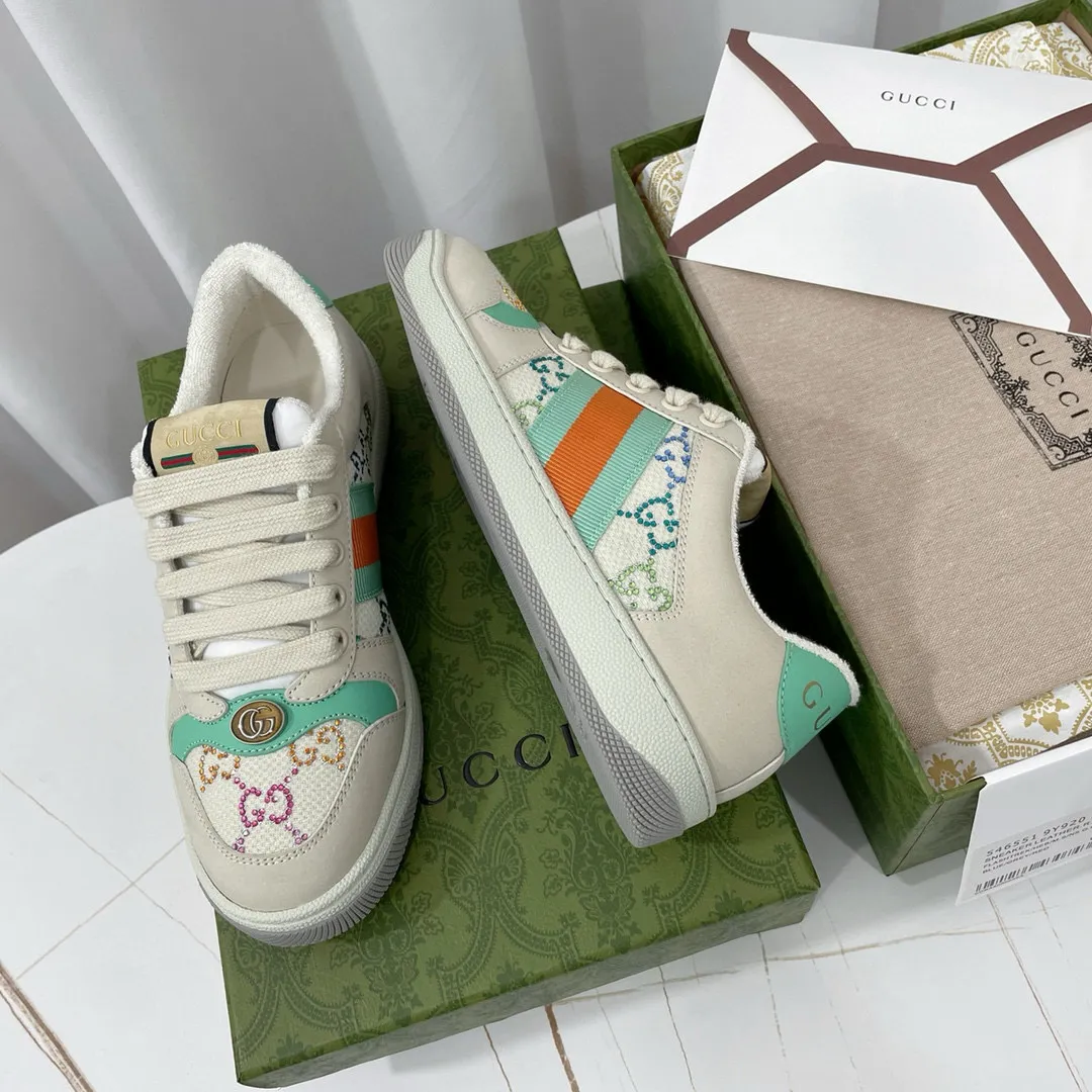 Factory price: 580💰 GUCCI Gucci's newly upgraded back cover lining, top-notch old dirty shoes, classic casual sports shoes for couples, retro sneakers and old G family dirty shoes, updated at the counter simultaneously! ①The shoe upper has the same water-based edge coating process as the original version⚠️The ordinary oil edges on the market have a strong glue feel and are easy to fall off! Grade A first-layer nubuck leather (with pores)/matching computer embroidered double G cloth, high-density terry velvet lining. ② A PVC transparent small round mark sealing line is added to the details of the midsole. The mold is opened six times and the jewelry craftsmanship is used to customize the two-color double G buckle, striving to be the same as the original version. A pair of buttons is more than three times more expensive than ordinary buckles on the market. ③An old two-color washable label, the chip is placed on the outer waist of the right foot, the entire shoe is completely hollowed out with rubber technology, TUP material (rubber to distinguish the market) with the latest green packaging from the counter, 3D printed handbag, and a pair of shoelaces. There is no pressure when entering and exiting the counter. You can buy a 1:1 accurate replica of the original version and modify and upgrade it repeatedly. The details are perfectly restored, the materials are all customized, and they are truly top-notch. Please look at the details clearly to identify the quality. Upper: First-layer frosted cowhide/embroidered double G cloth. Lining: original high-density velvet lining. Foot pads: original pearlescent sheepskin. Outsole: private molded vacuum TPU material. Packaging: original top-grade full set packaging at the counter. Shoe size: women's size 35-40, men's size 39-44 (men's size 38, 45🉑️customized, non-returnable)